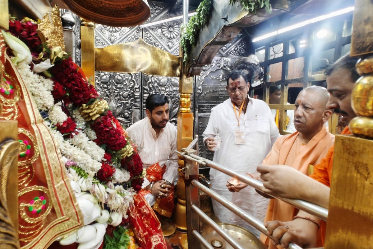 मुख्यमंत्री योगी ने मां विंध्यवासिनी के दरबार में ...