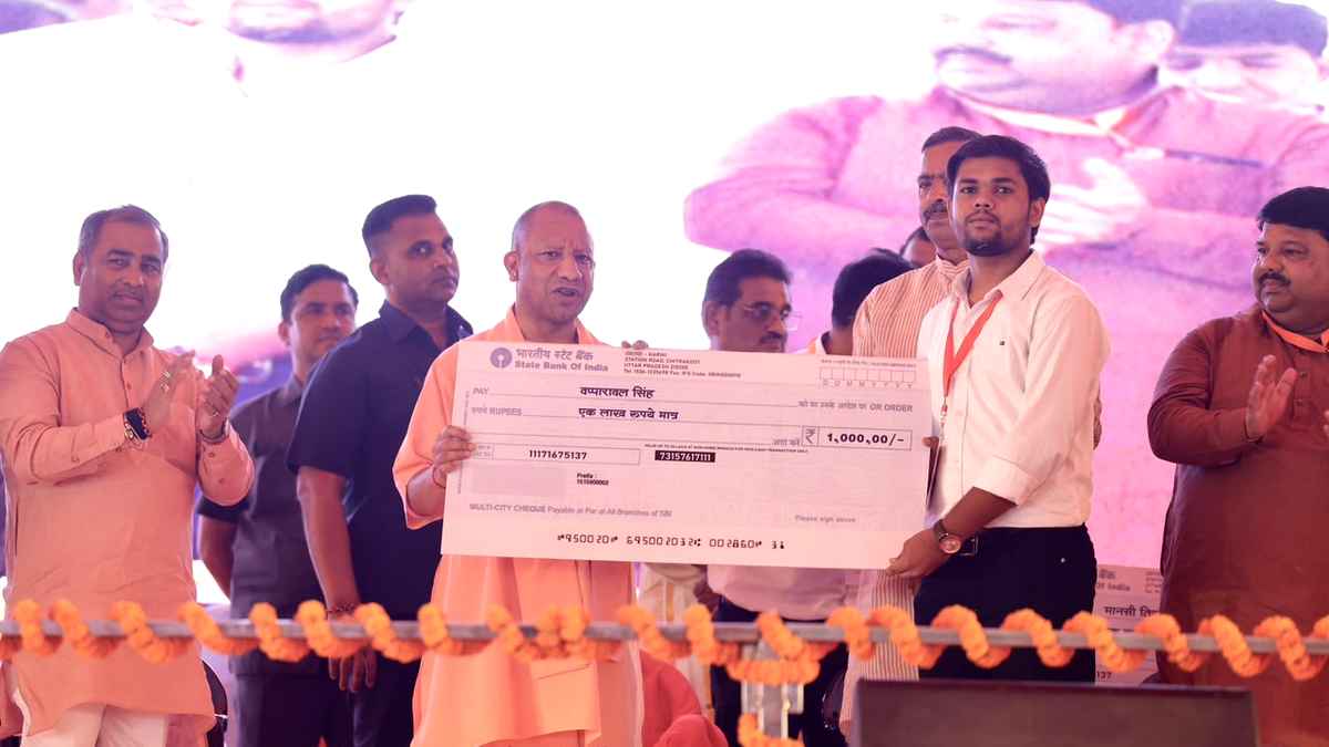 सीएम योगी ने चित्रकूट में योजनाओं के लाभार्थियों ...