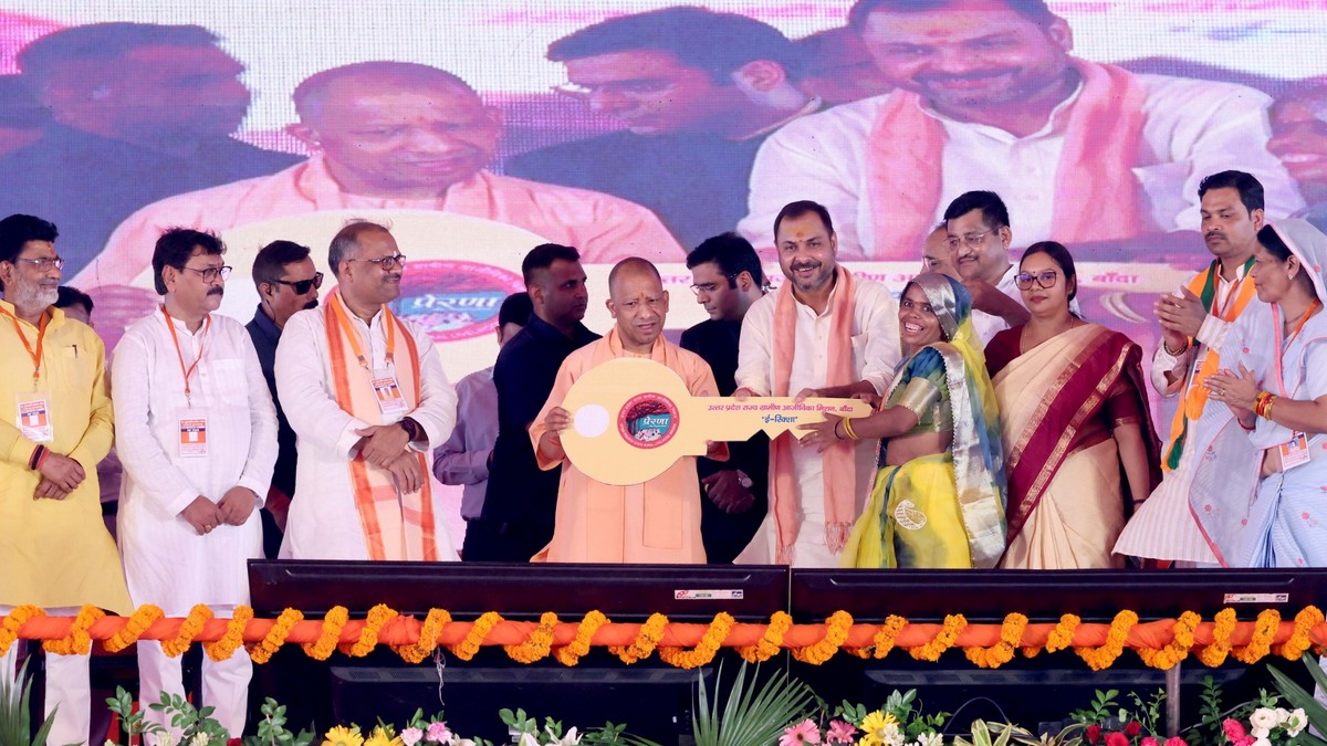 मुख्यमंत्री योगी ने 2 महिलाओं को आंगनवाड़ी सहायिका ...