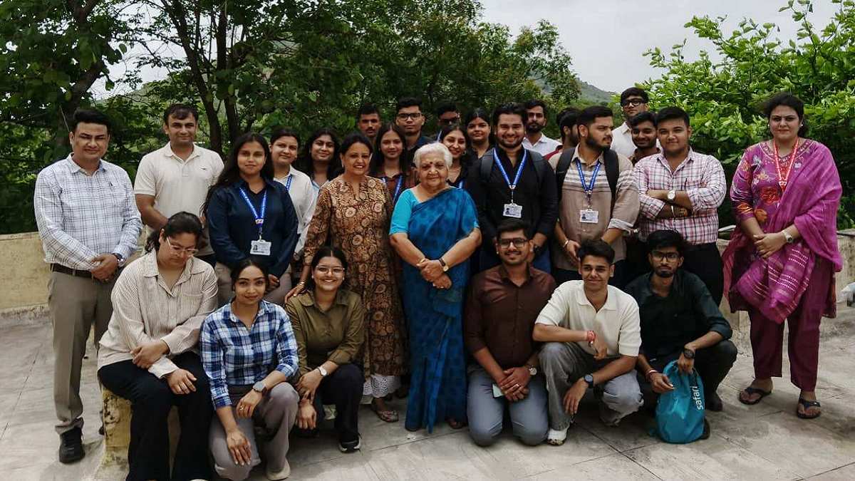 Dr. Janak Palta McGilligan with Symbiosis University students