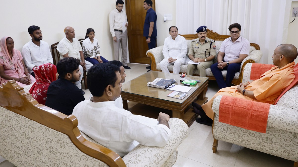 Chief Minister Yogi Adityanath Chief Minister Yogi met family members of Lalita Gautam Dalit student from Meerut