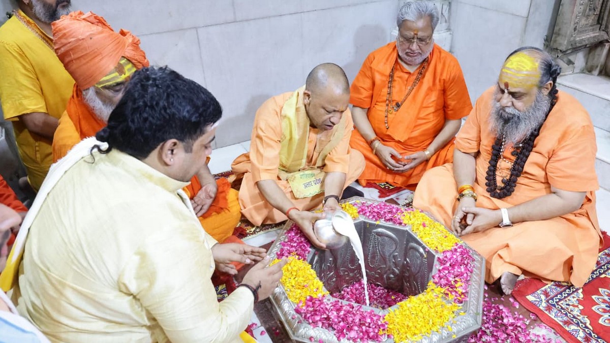  CM Yogi performed Jalabhishek at Shri Dudheshwarnath Mahadev Math Temple