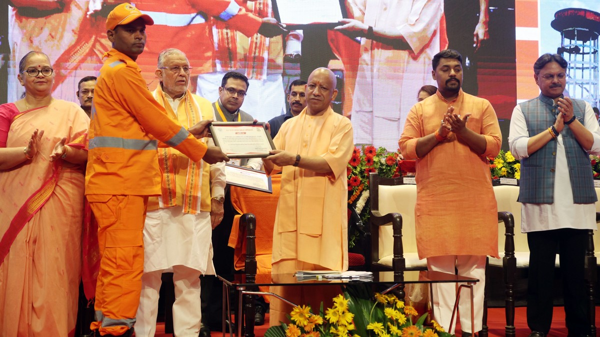 Chief Minister Yogi Adityanath Chief Minister Yogi honored personnel from SDRF, PAC and Fire Services