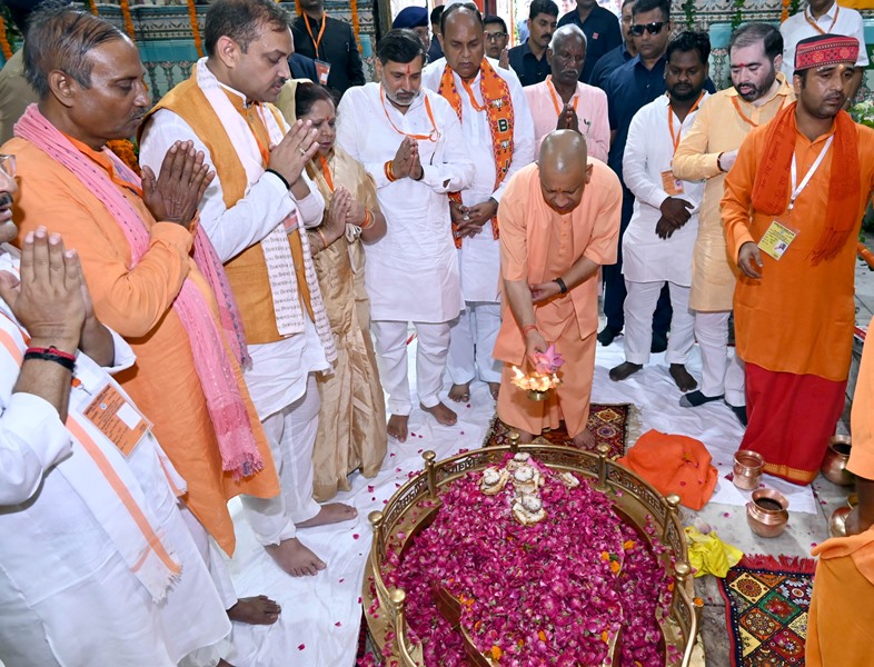 मुख्यमंत्री योगी आदित्यनाथ ने लोधेश्वर महादेव का ...