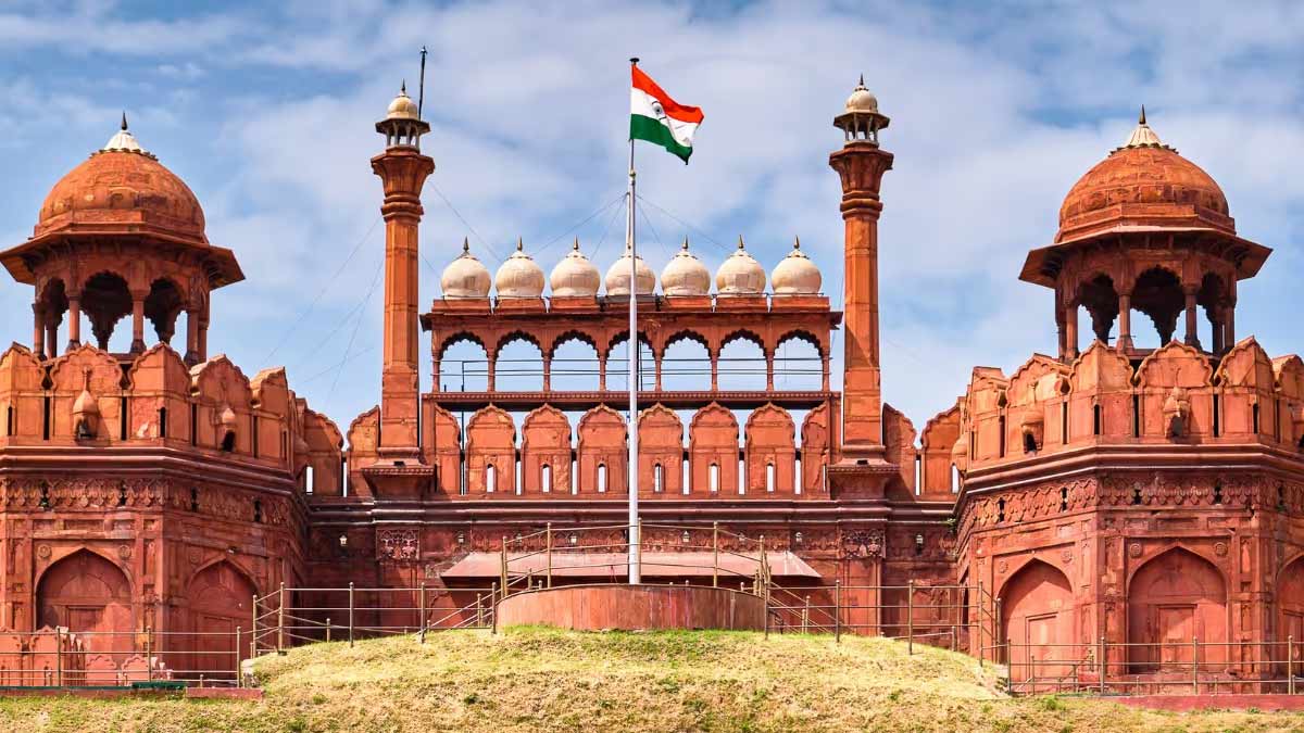 कविता: लाल किला तुझे सलाम
