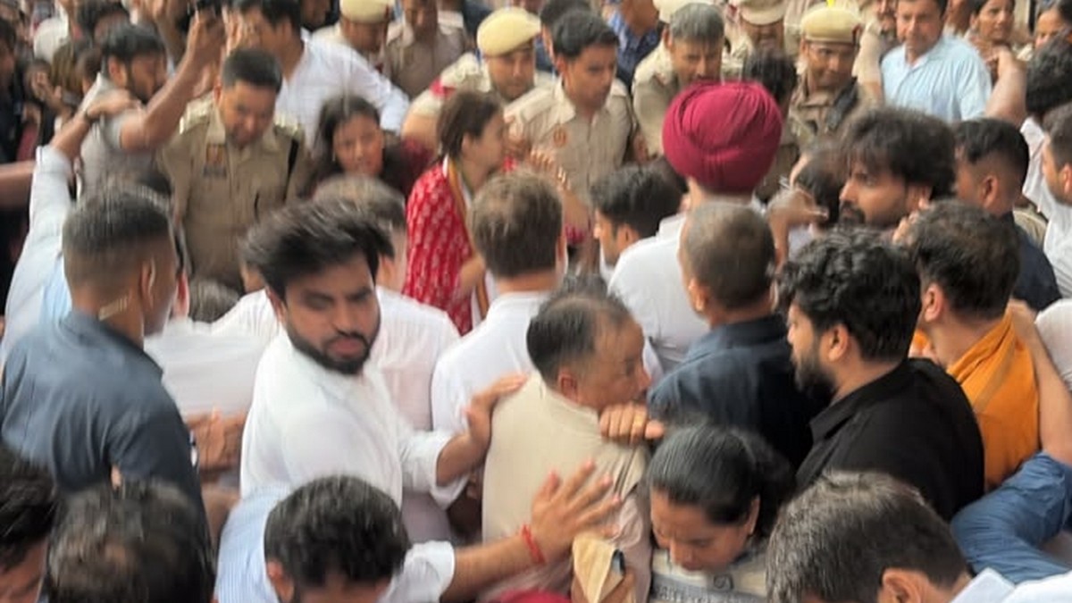 धरने पर बैठे राहुल गांधी को पुलिस ने उठाया, अखिलेश भी हिरासत में