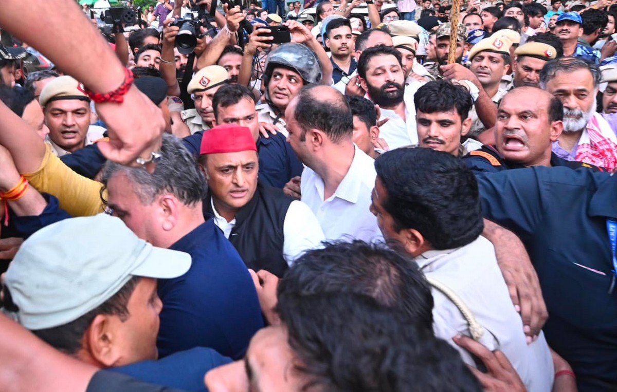 PM आवास पर कांग्रेस का धरना, हाईवोल्टेज हंगामा, राहुल, प्रियंका और अखिलेश...