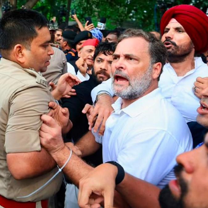PM आवास पर कांग्रेस का धरना: राहुल, प्रियंका समेत कई नेता हिरासत में - HeadlinesNow Hindi News