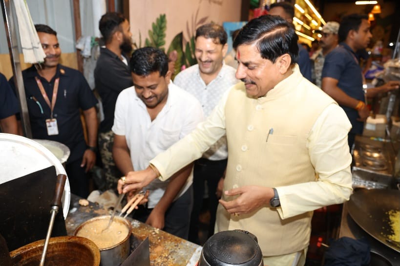 खुद बनाई चाय, संवाद से लोगों का जीता दिल, देखें ...