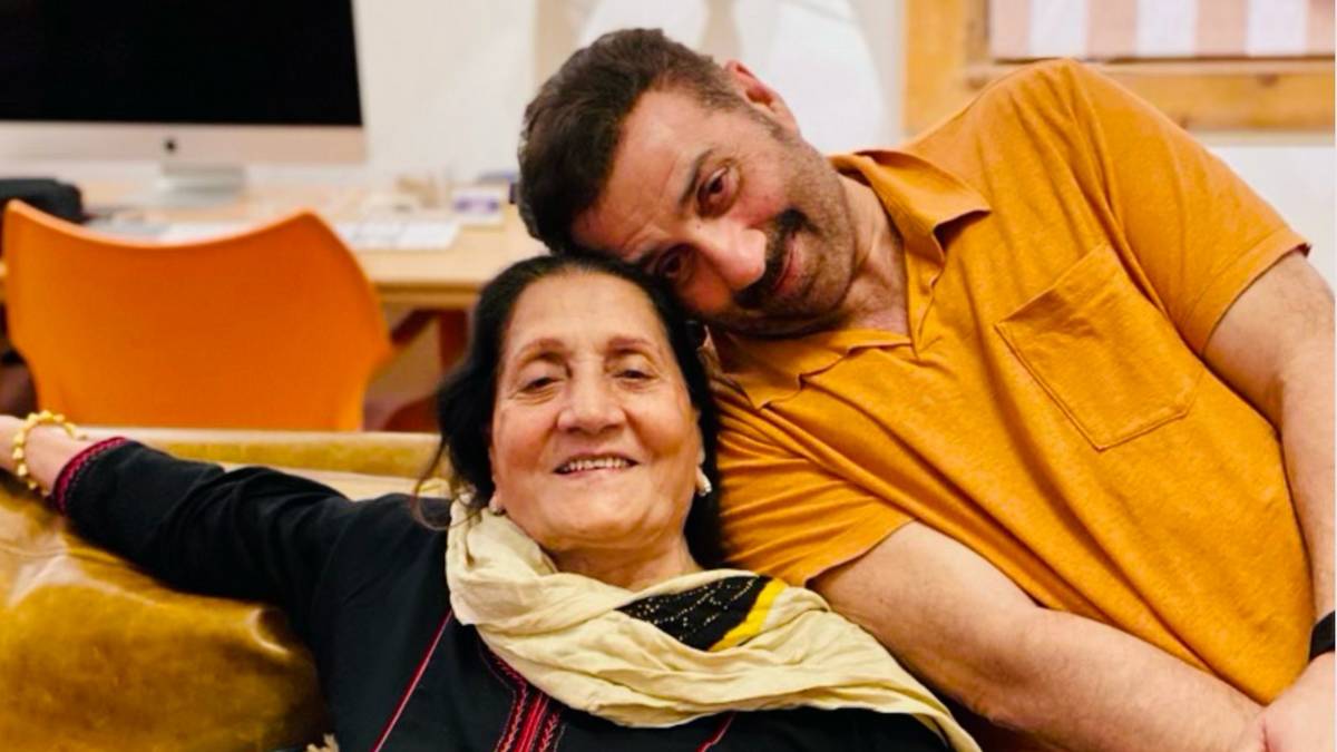 मां के साथ तस्वीर शेयर कर भावुक हुए सनी देओल, ...