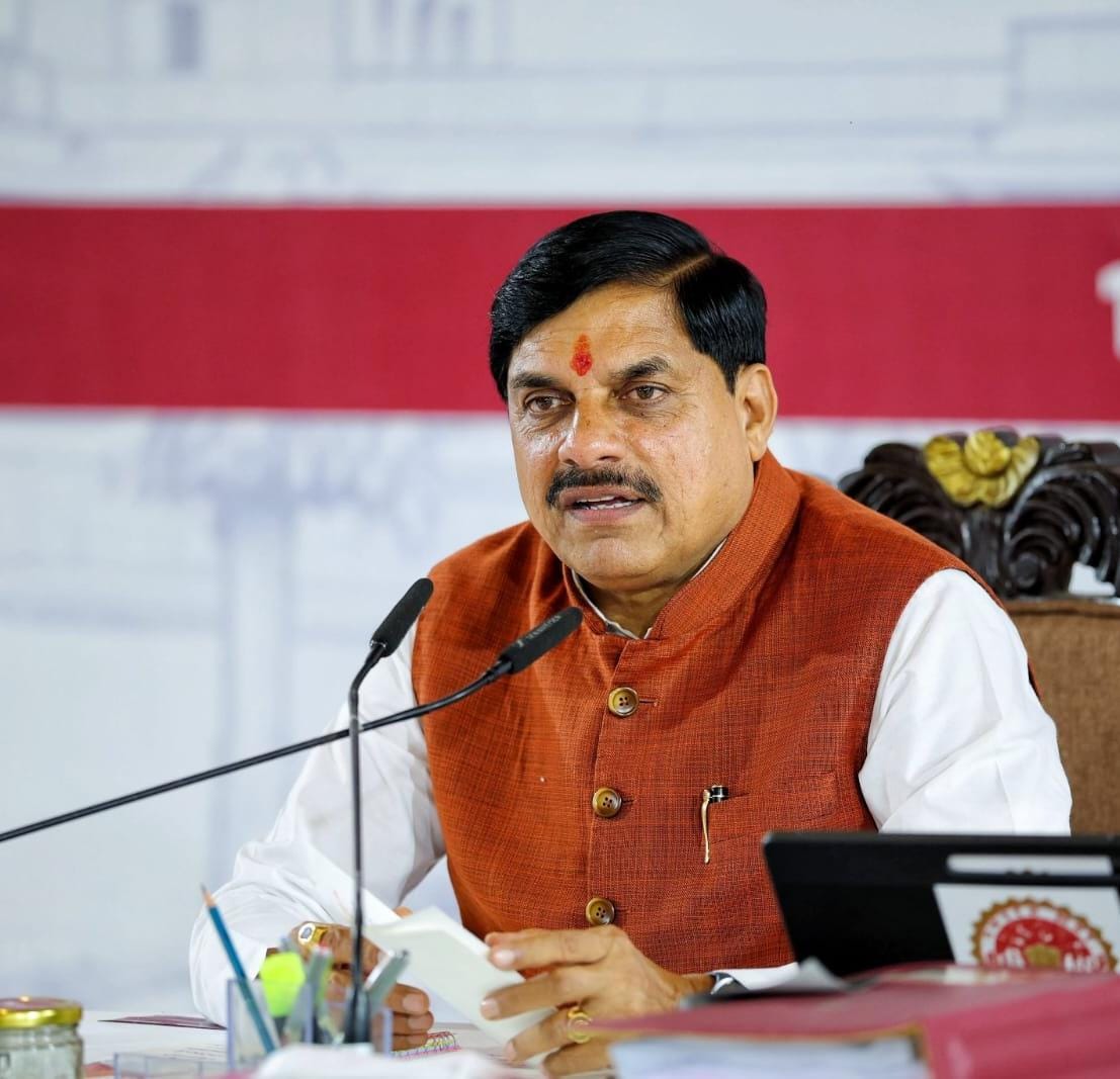 भोपाल में प्रदर्शन कर रहे किसानों से चर्चा के ...