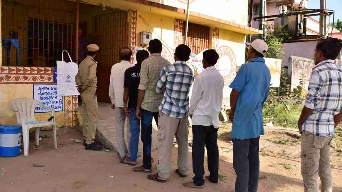 gujarat voting voting in manjalpur gujarat