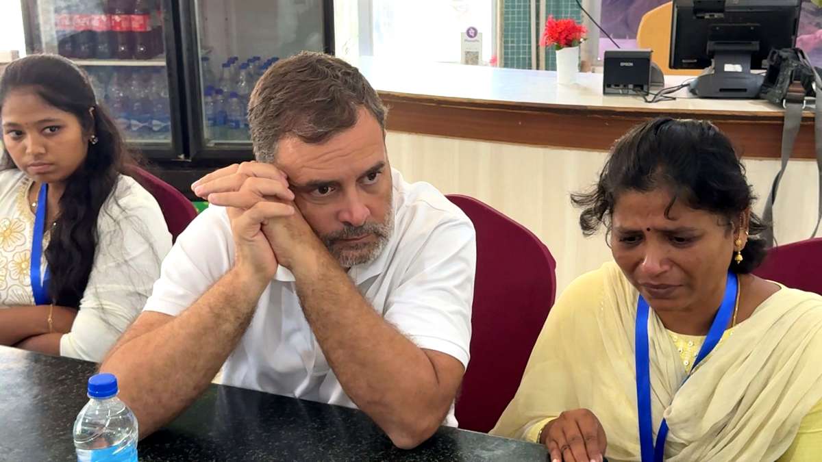 Rahul Gandhi attacks PM Modi: देश में पेपर लीक और परीक्षाओं में धांधली के मुद्दों को लेकर विपक्ष के नेता और कांग्रेस के पूर्व अध्यक्ष राहुल गांधी ने एक बार फिर प्रधानमंत्री नरेंद्र मोदी पर हमला बोला है। राहुल गांधी ने शनिवार को सोशल मीडिया प्लेटफॉर्म