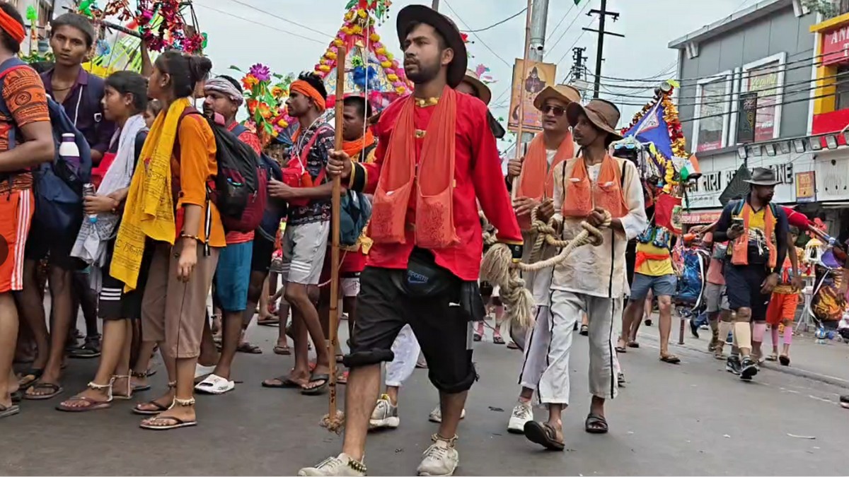 Kanwar Yatra : कांवड़ में दिखी भगत सिंह, सुखदेव ...