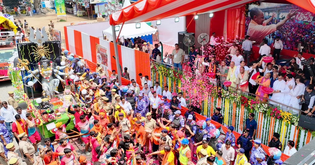 Kanwar Yatra 2026 : हेलिकॉप्टर से कांवड़ियों पर ...
