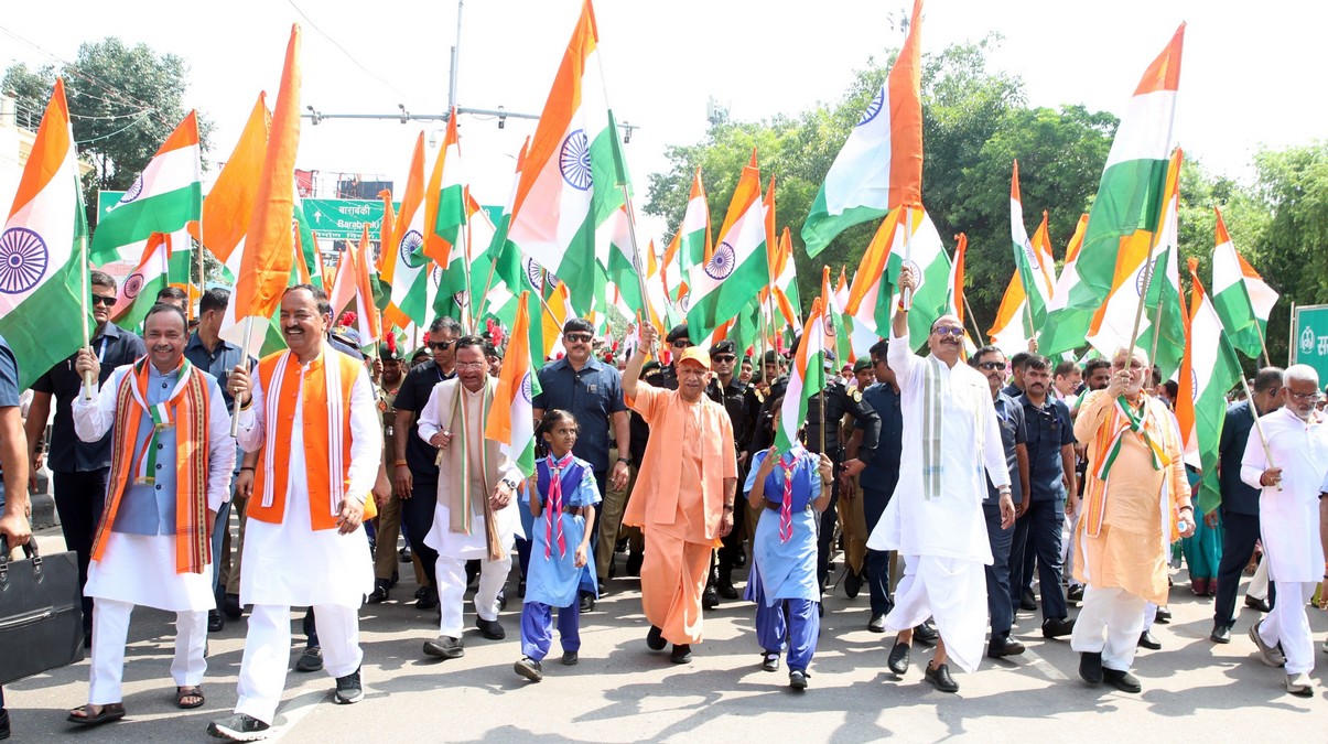 Chief Minister Yogi Adityanath Thousands of people, including schoolchildren participated in Tiranga Yatra under leadership of Chief Minister Yogi