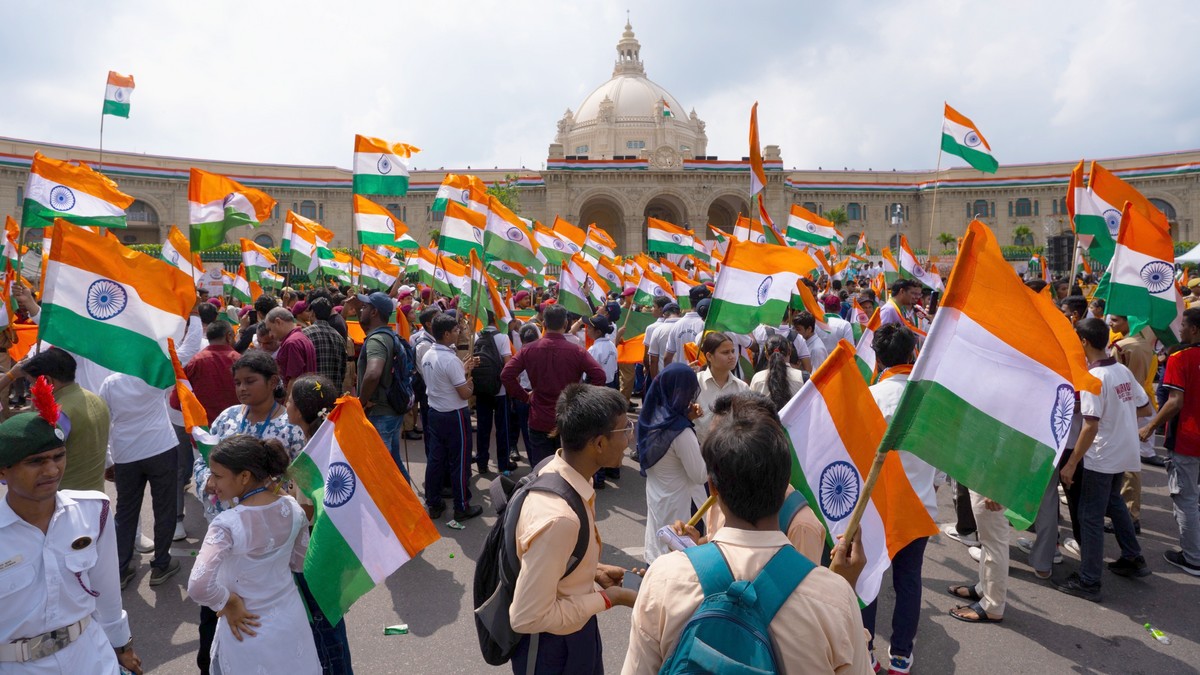 Har Ghar Tiranga campaign Thousands of people, including schoolchildren participated in Tiranga Yatra under leadership of Chief Minister Yogi