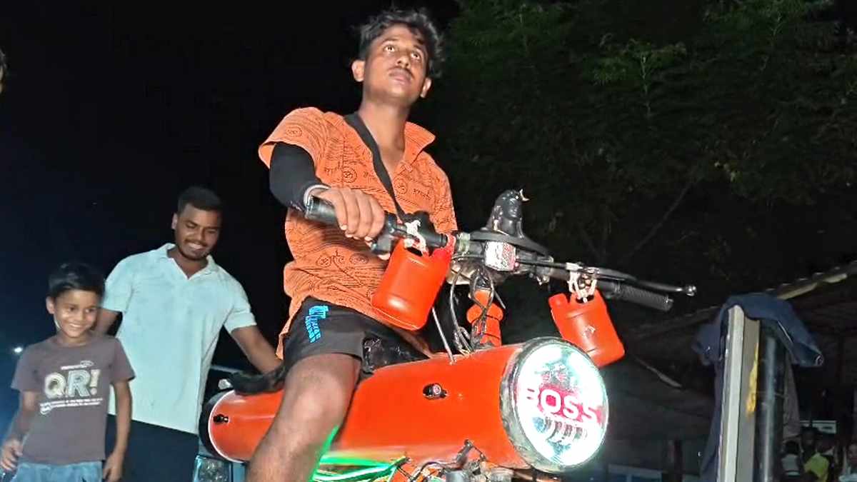 कांवड़ की जगह हाथ में 'तेजस' का हैंडल, बीटेक ...