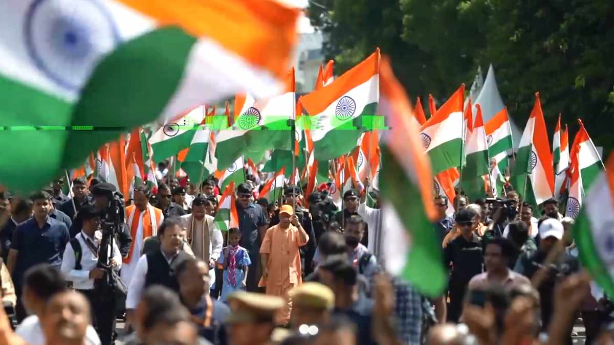 Yogi Government Har Ghar Tiranga: आजादी के उत्सव में इस बार उत्तर प्रदेश की 30 हजार ग्रामीण महिलाओं की आत्मनिर्भरता का रंग भी शामिल है। स्वतंत्रता दिवस के लिए प्रदेश में फहराए जाने वाले तिरंगे स्वयं सहायता समूहों की महिलाओं के लिए कमाई का बड़ा जरिया