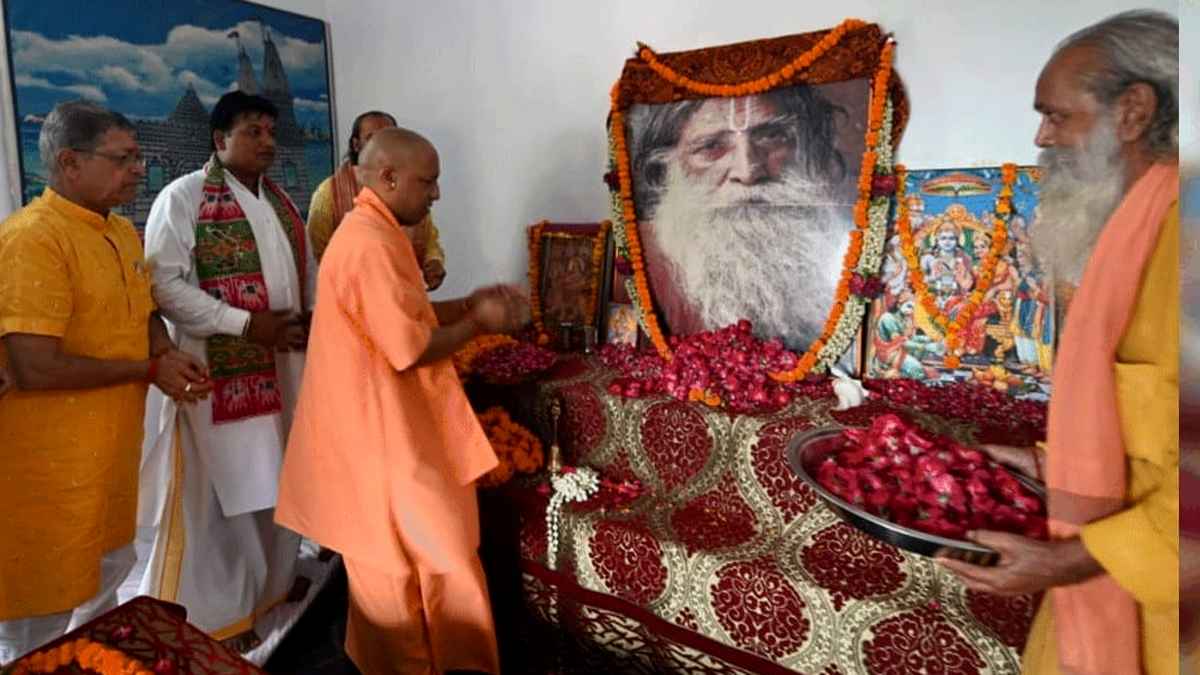 CM योगी पहुंचे अयोध्या, महंत रामचंद्र दास परमहंस ...