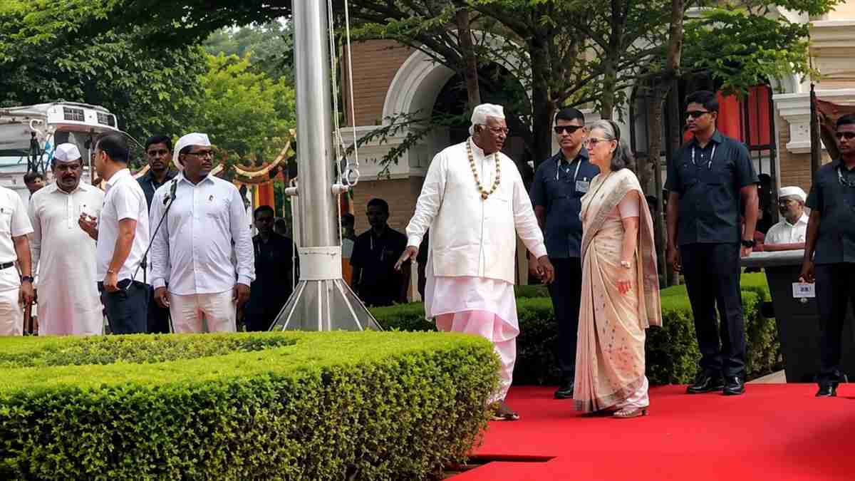 rahul and sonia in independence day program Photo : AI Generated