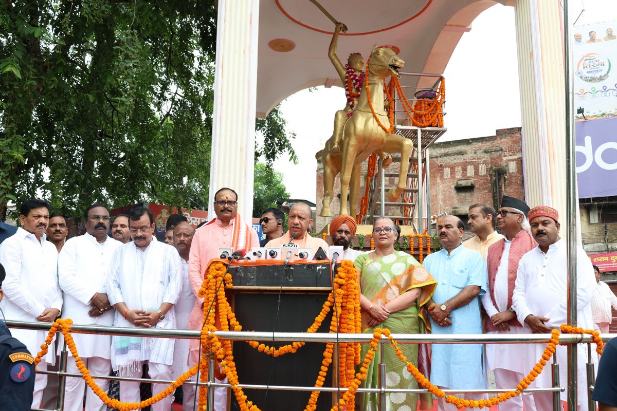 Chief Minister Yogi Adityanath Chief Minister Yogi Adityanath paid floral tributes on birth anniversary of Veerangana Rani Avanti Bai Lodhi