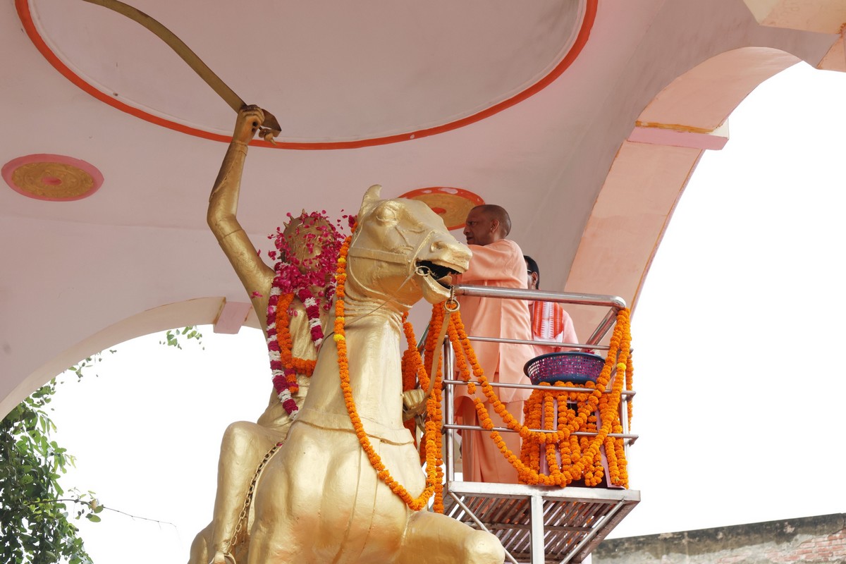 Chief Minister Yogi Adityanath Chief Minister Yogi Adityanath paid floral tributes on birth anniversary of Veerangana Rani Avanti Bai Lodhi