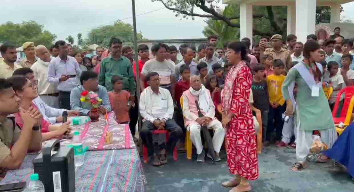 महोबा में हाईवे जाम कर रहे Gen-अल्फा के बीच ...