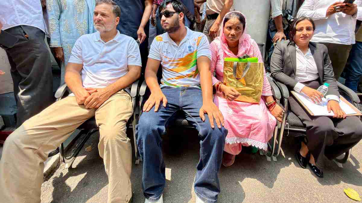 rahul gandhi protest outside sansad marg police station rahul gandhi protest outside sansad marg police station