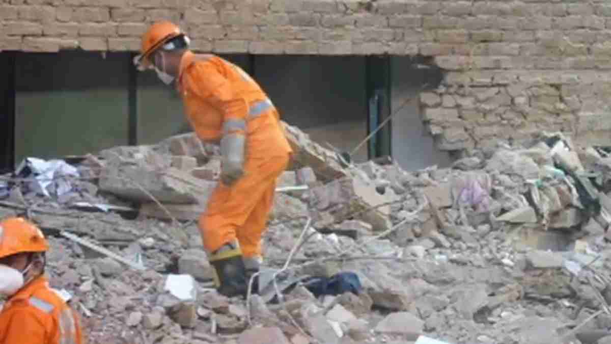 delhi building collapse