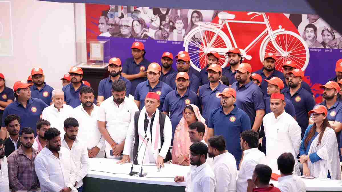 कैसा है 2027 यूपी चुनाव से पहले अखिलेश यादव का ‘नीला दांव’