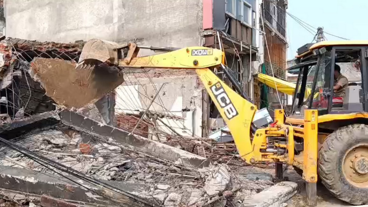 सेंट्रल मार्केट में चला बुलडोजर, 6 भूखंडों पर बनी ...