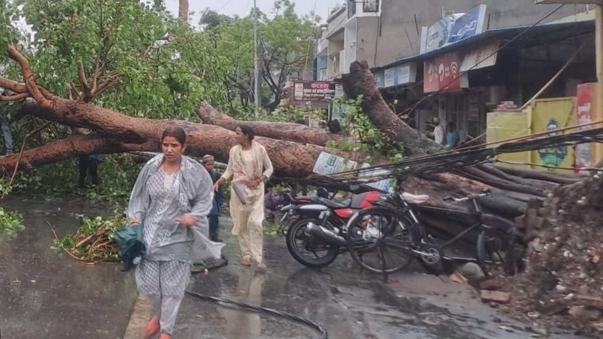 UP में 72 घंटे का तूफानी कहर, 58 मौतें, 1,000 से ...