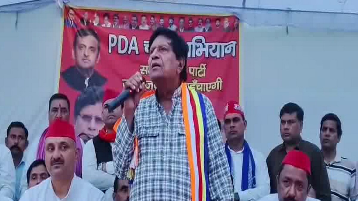 PDA सम्मेलन में माइक बंद होने पर भड़के सपा सांसद, मंच पर फेंका माइक, सामने...