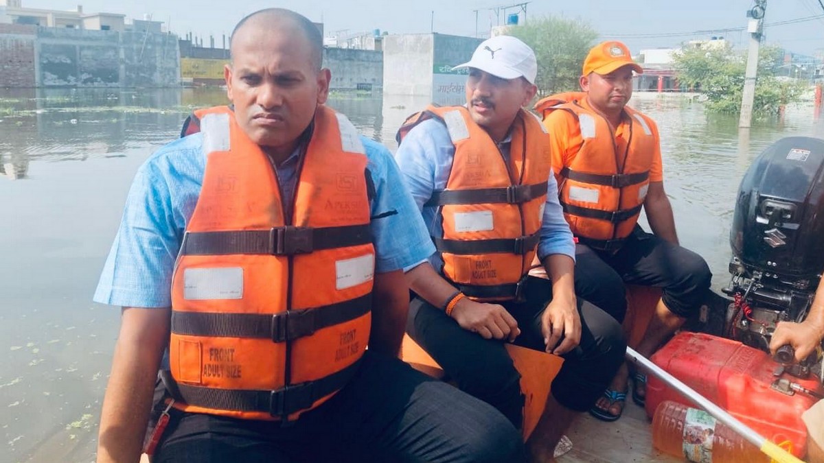 Flood affected area Relief operations underway on war footing in Lucknow's flood affected areas following Chief Minister Yogi's directives