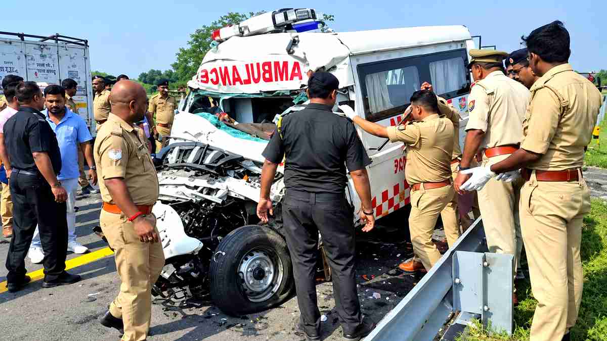 शहीद सैन्य अधिकारी का शव ले जा रही एंबुलेंस ट्रक ...
