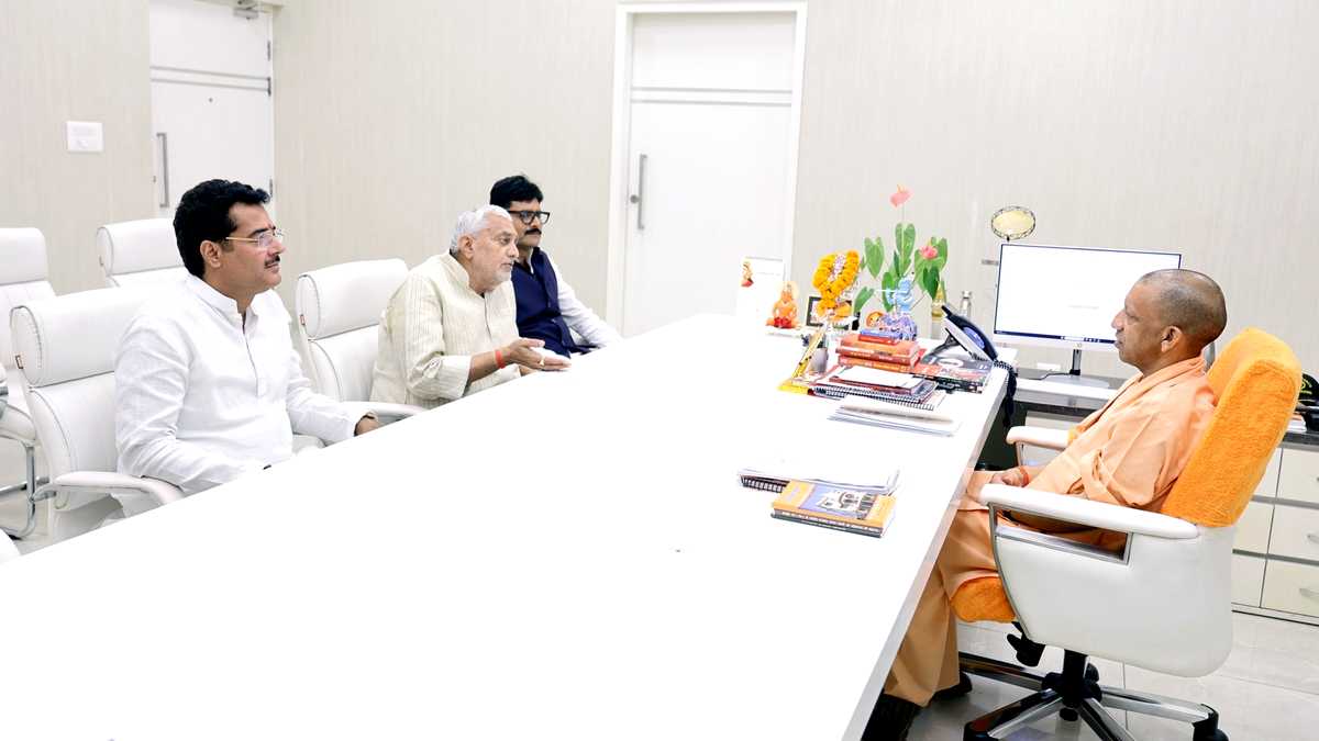सपा से निष्कासित विधायकों की CM योगी से मुलाकात, ...