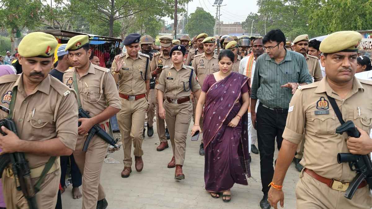 अम्बेडकर नगर में DM ईशा प्रिया और SP प्राची सिंह ...
