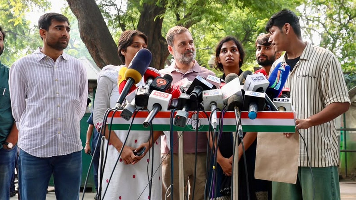 अंकिता भंडारी के माता-पिता से मिले राहुल गांधी, प्रेस कॉन्फ्रेंस में महिला...