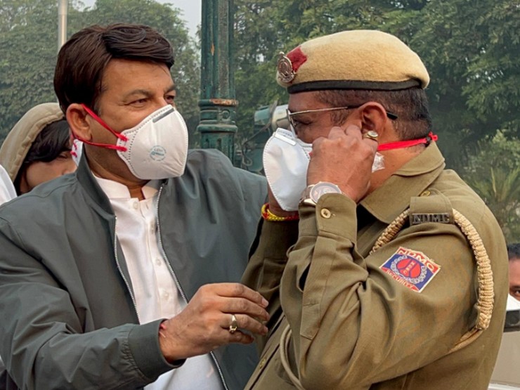 Pollution in Delhi : प्रदूषण को लेकर AAP सरकार के खिलाफ BJP का प्रदर्शन, लोगों को बांटे मास्क