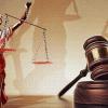 Indore: मुकदमा खारिज किए जाने से नाखुश वादी ने न्यायाधीश की ओर जूतों की माला फेंकी