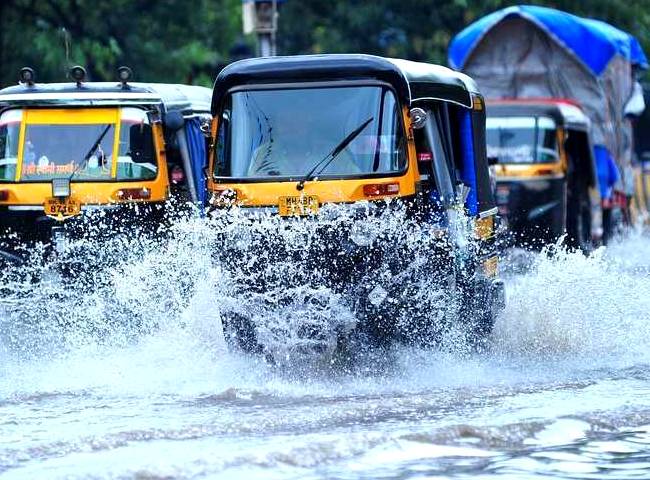 मुंबई को आज भी सता रहा है भारी बारिश का डर, IMD के अलर्ट के बाद स्कूल बंद