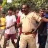 बिहार के हाजीपुर में पुलिसकर्मी को कॉलर पकड़कर घुमाया