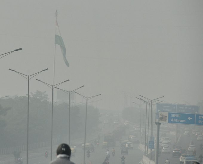 Delhi Pollution : दिल्ली में जहरीली हवा, स्वास्थ्य के लिए खतरे की चेतावनी