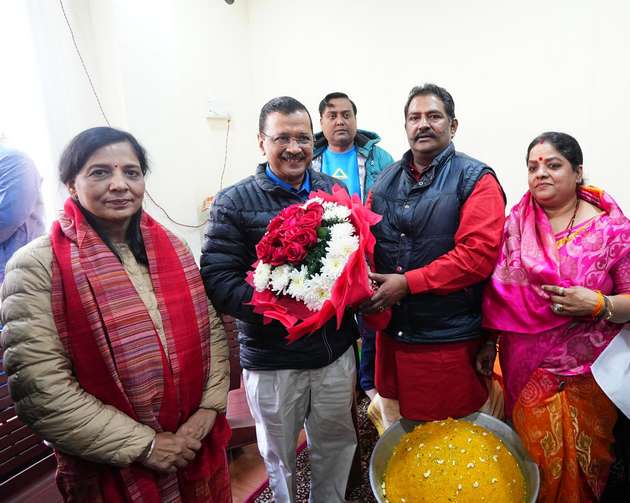 मरघट वाले बाबा मंदिर गए केजरीवाल, पुजारी ग्रंथी सम्मान योजना का पंजीयन शुरू