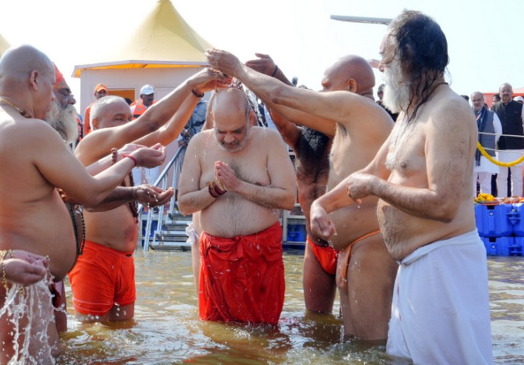 Maha Kumbh 2025 : क्या महाकुंभ में स्नान से खत्म होगी गरीबी, कैमरे के सामने त्रिवेणी संगम में डुबकी की होड़, शाह की गंगा डुबकी पर खरगे का कटाक्ष