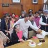 सोनिया गांधी के जन्मदिन का संसद में कटा केक, अखिलेश सहित कई पार्टियों के नेता रहे मौजूद