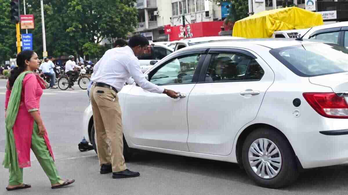 ಸಿಗ್ನಲ್ ಜಂಪ್ ಮಾಡಿ ಟ್ರಾಫಿಕ್ ಪೊಲೀಸ್ ಮೇಲೆಯೇ ಕಾರು ಹರಿಸಿದ ಚಾಲಕನ ಹಿಡಿದು ಪಬ್ಲಿಕ್ ಪಾಠ...
