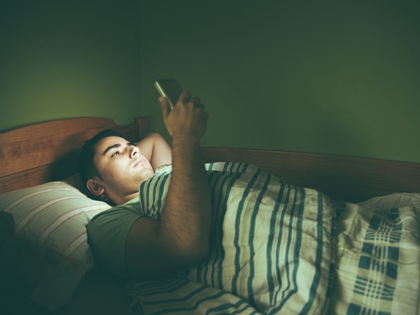 Sleeping, Mobile Phone, Do not use Mobile phone before Sleeping, Side Effects of Using Mobile Phone in Bed, Health News, Webdunia Malayalam