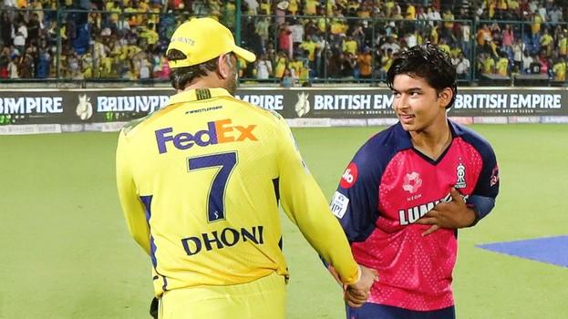 Vaibhav Suryavanshi touching MS dhoni's feet ...